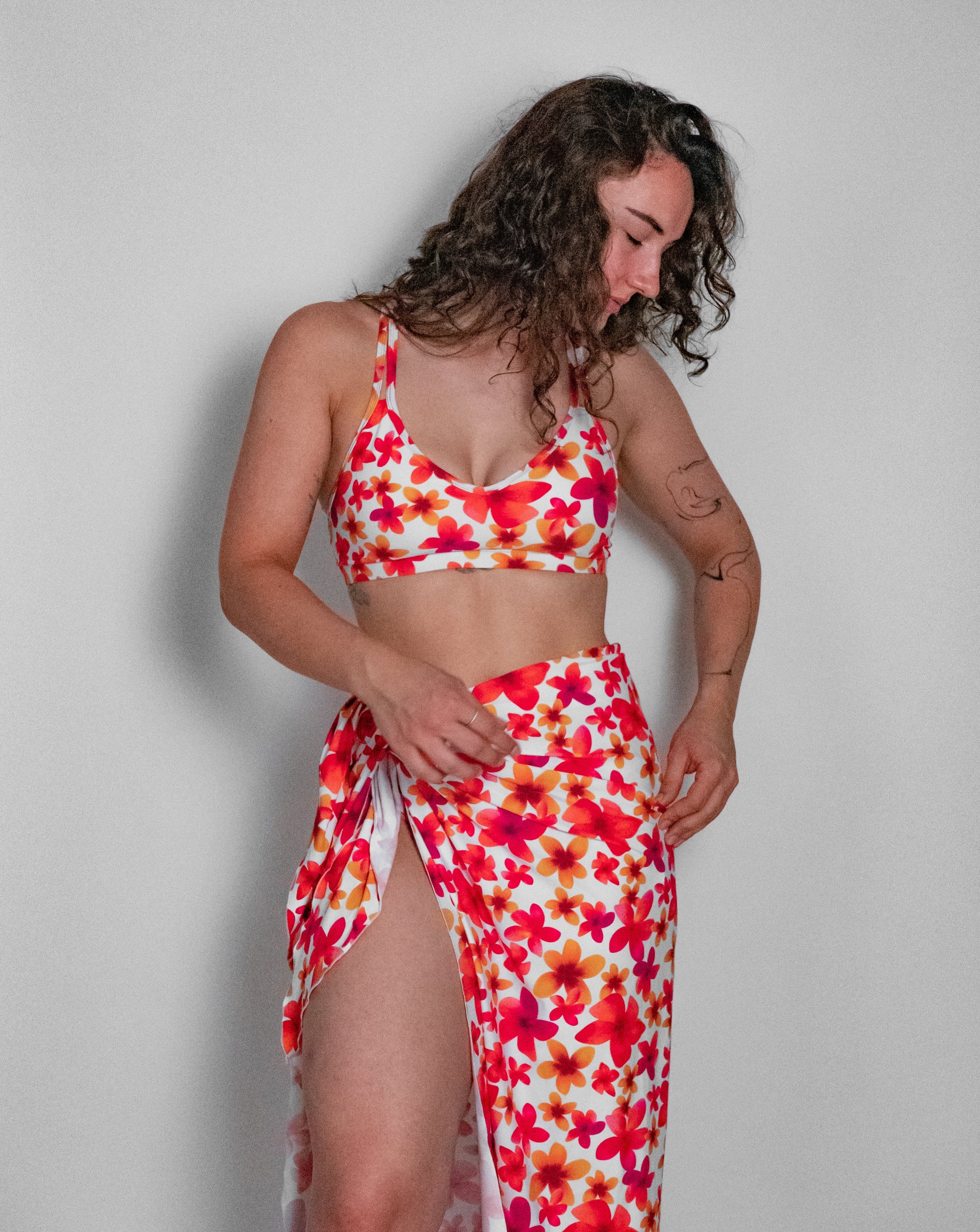 Frau im bekeen Sarong in der Farbe Bali