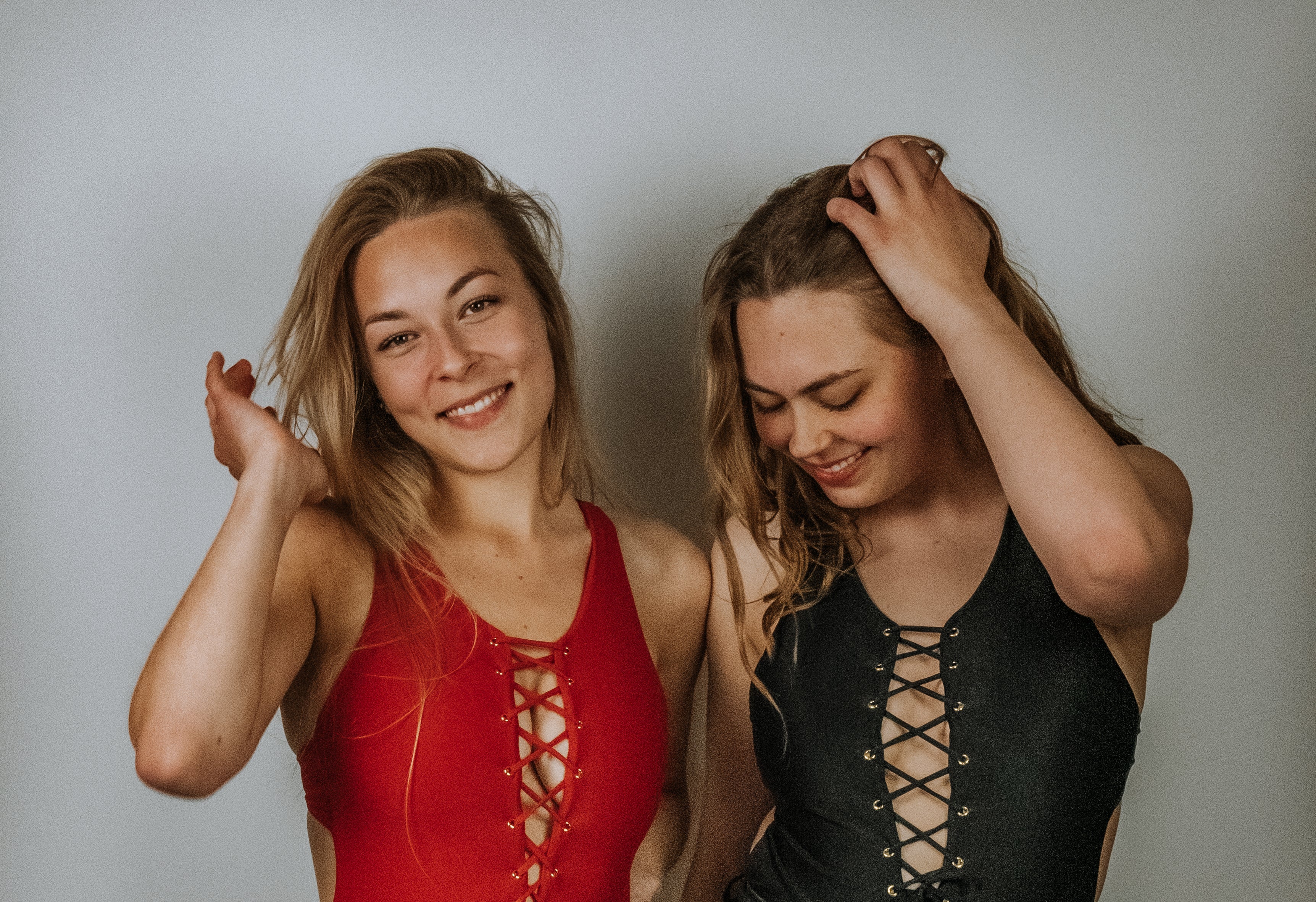 2 Frauen im bekeen Badeanzug rot "sundown" und Badeanzug schwarz "deep sea"