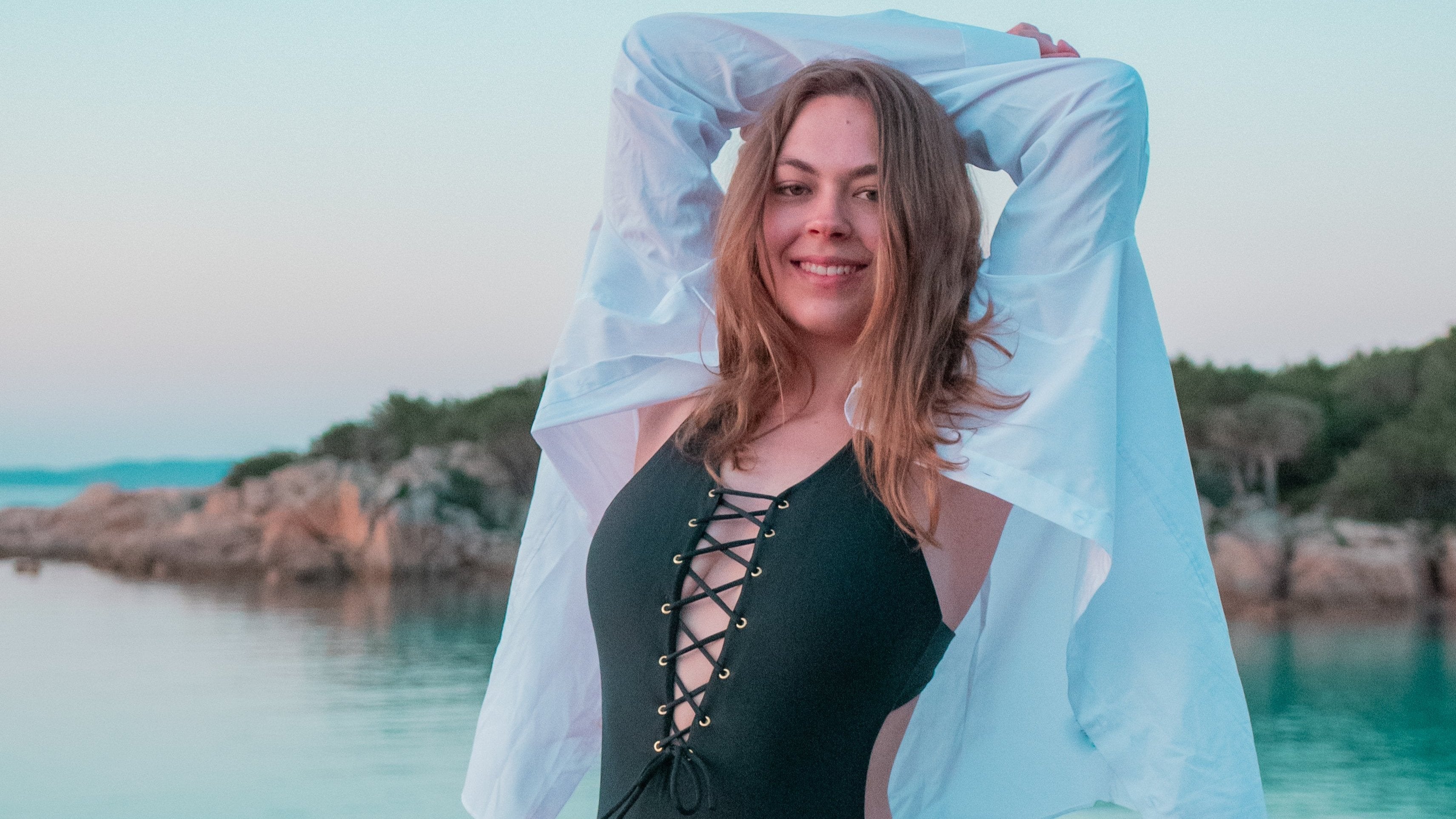 Frau im bekeen Badeanzug schwarz "deep sea" am Meer