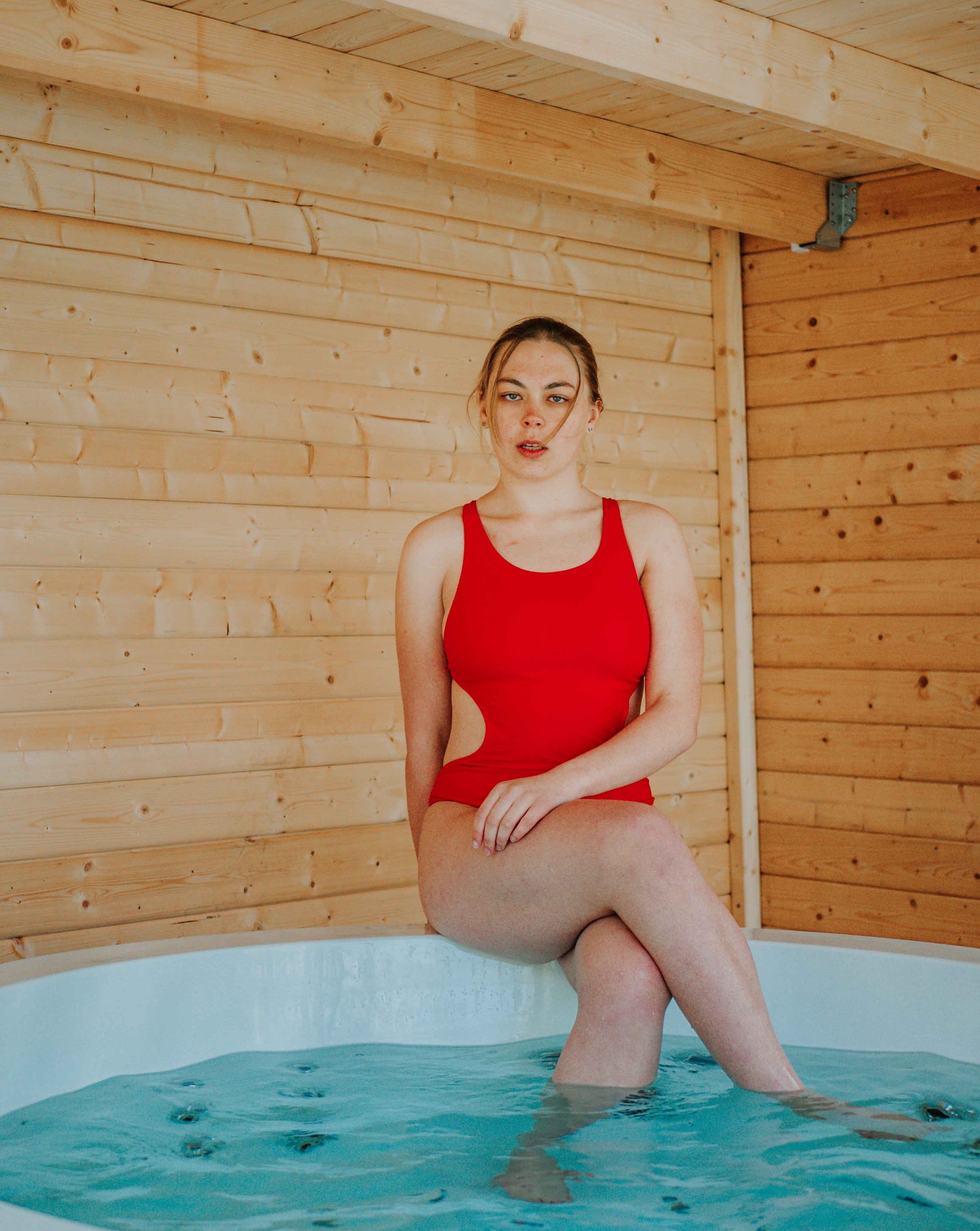 Frau im roten bekeen Mermaid Badeanzug am Whirlpool