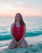 Frau im bekeen Badeanzug rot "sundown" am Strand