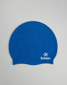 bekeen Badekappe blau aus recyceltem Silikon "Ocean sparkle" mit bekeen Logo weiß