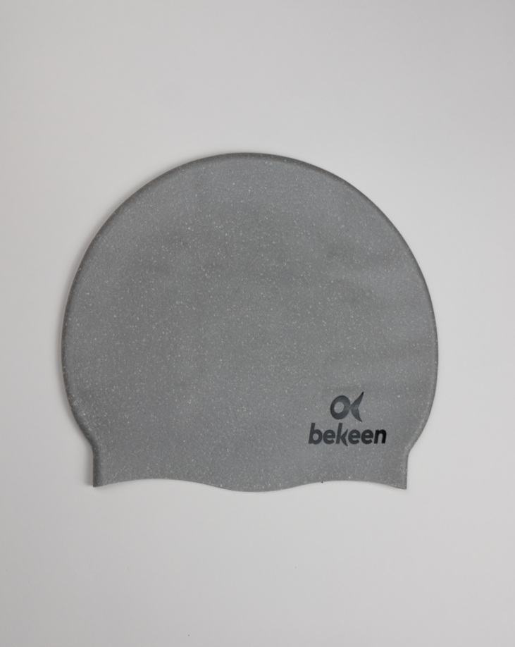 bekeen Badekappe grau aus recyceltem Silikon "stone sparkle" mit bekeen Logo schwarz