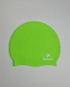 bekeen Badekappe grün aus recyceltem Silikon "jade sparkle" mit bekeen Logo weiß