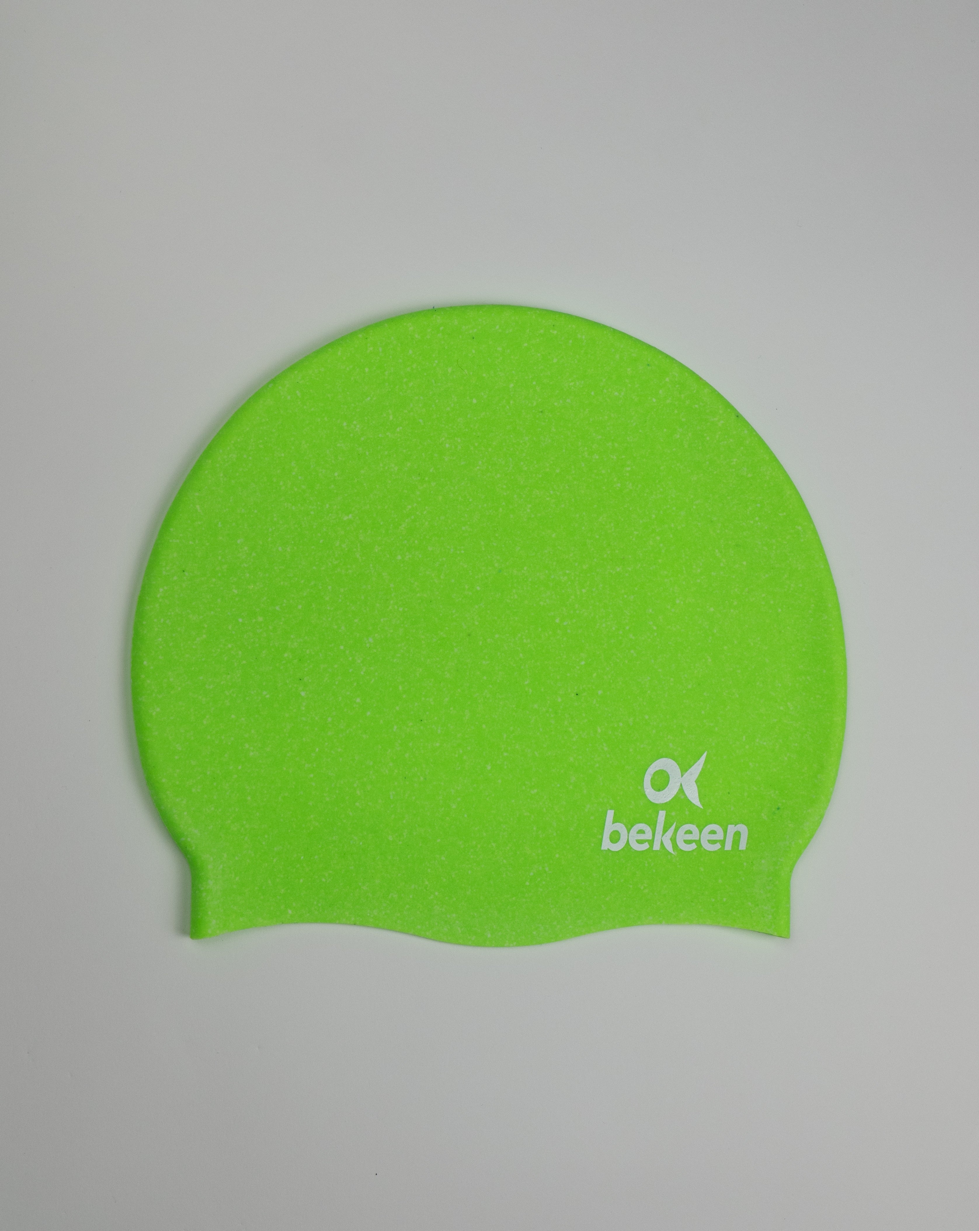bekeen Badekappe grün aus recyceltem Silikon "jade sparkle" mit bekeen Logo weiß