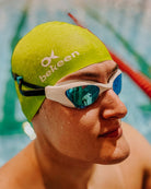 Mann mit bekeen Badekappe grün "Jade sparkle"