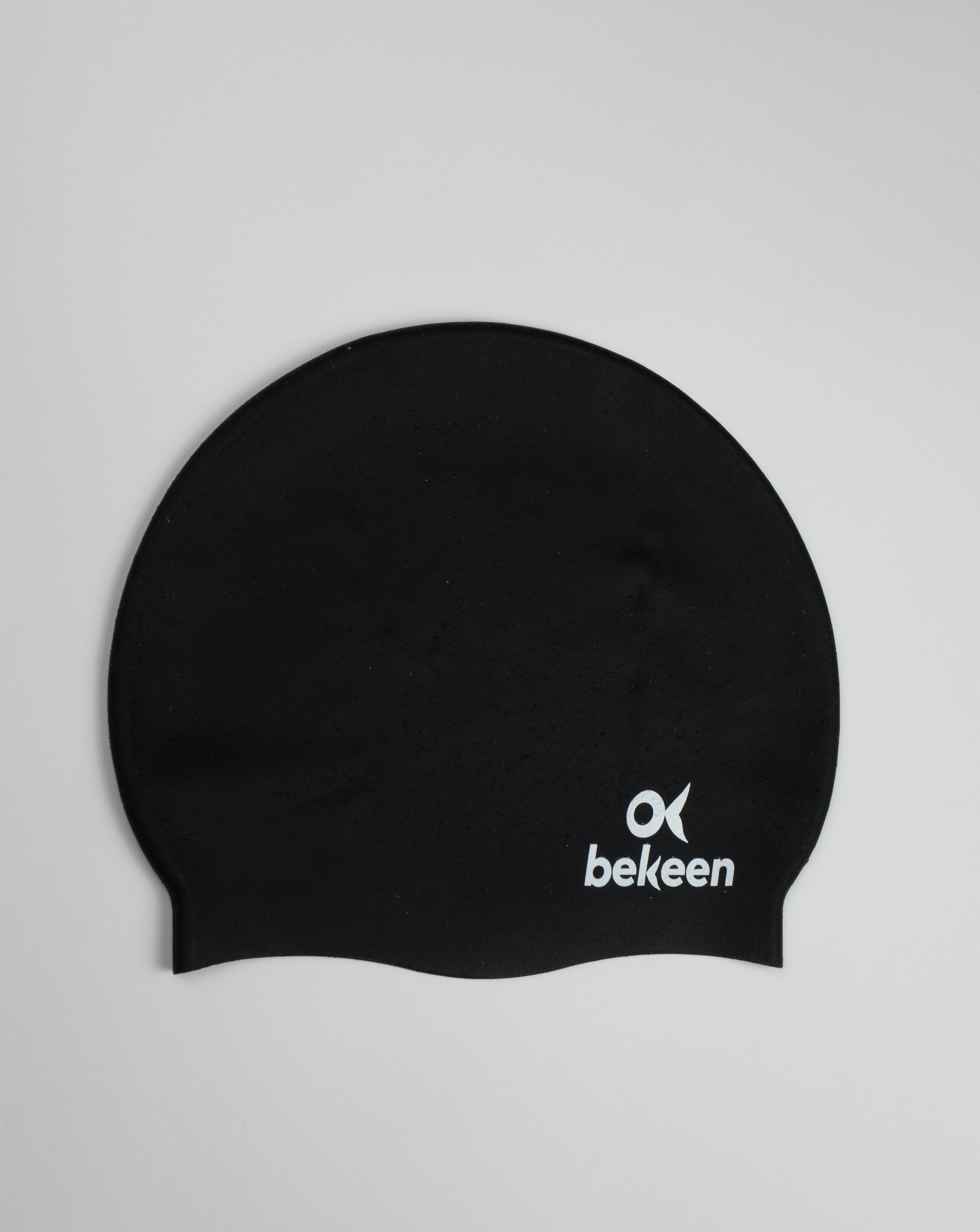 bekeen Badekappe schwarz aus recyceltem Silikon "schwarz" mit bekeen Logo weiß