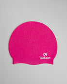 bekeen Badekappe pink aus recyceltem Silikon "rose sparkle" mit bekeen Logo weiß