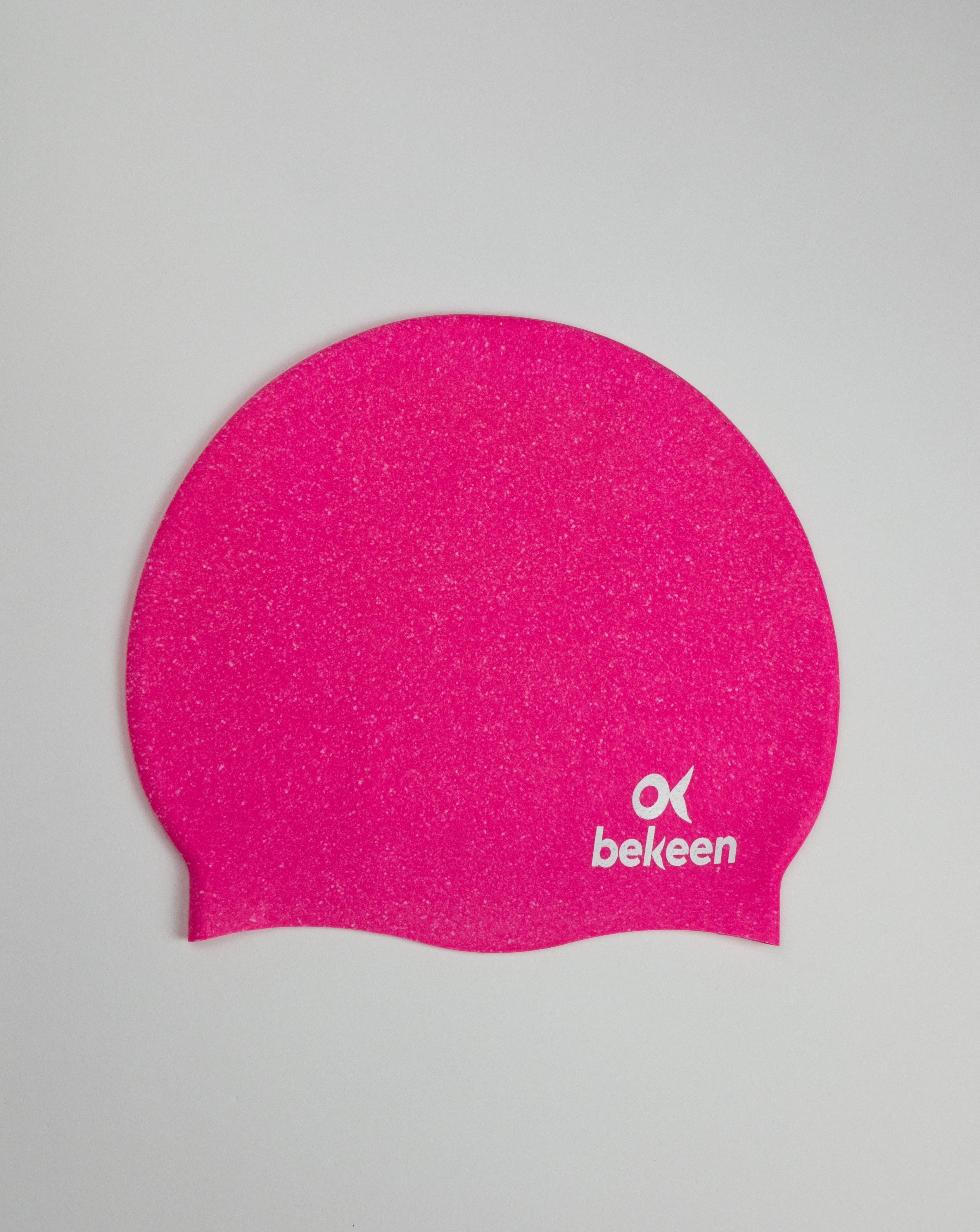 bekeen Badekappe pink aus recyceltem Silikon "rose sparkle" mit bekeen Logo weiß