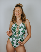 Frau im bekeen Badeanzug Monstera "jungle"