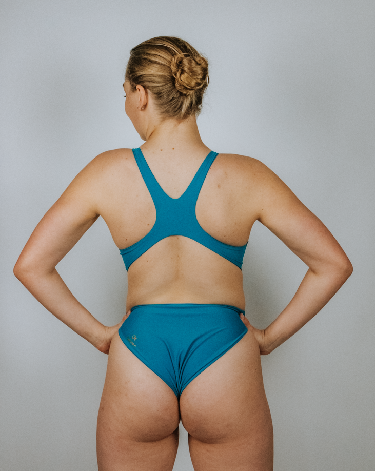 Frau im bekeen Badeanzug blau "Horizon"