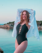 Frau im bekeen Badeanzug schwarz "deep sea" am Meer