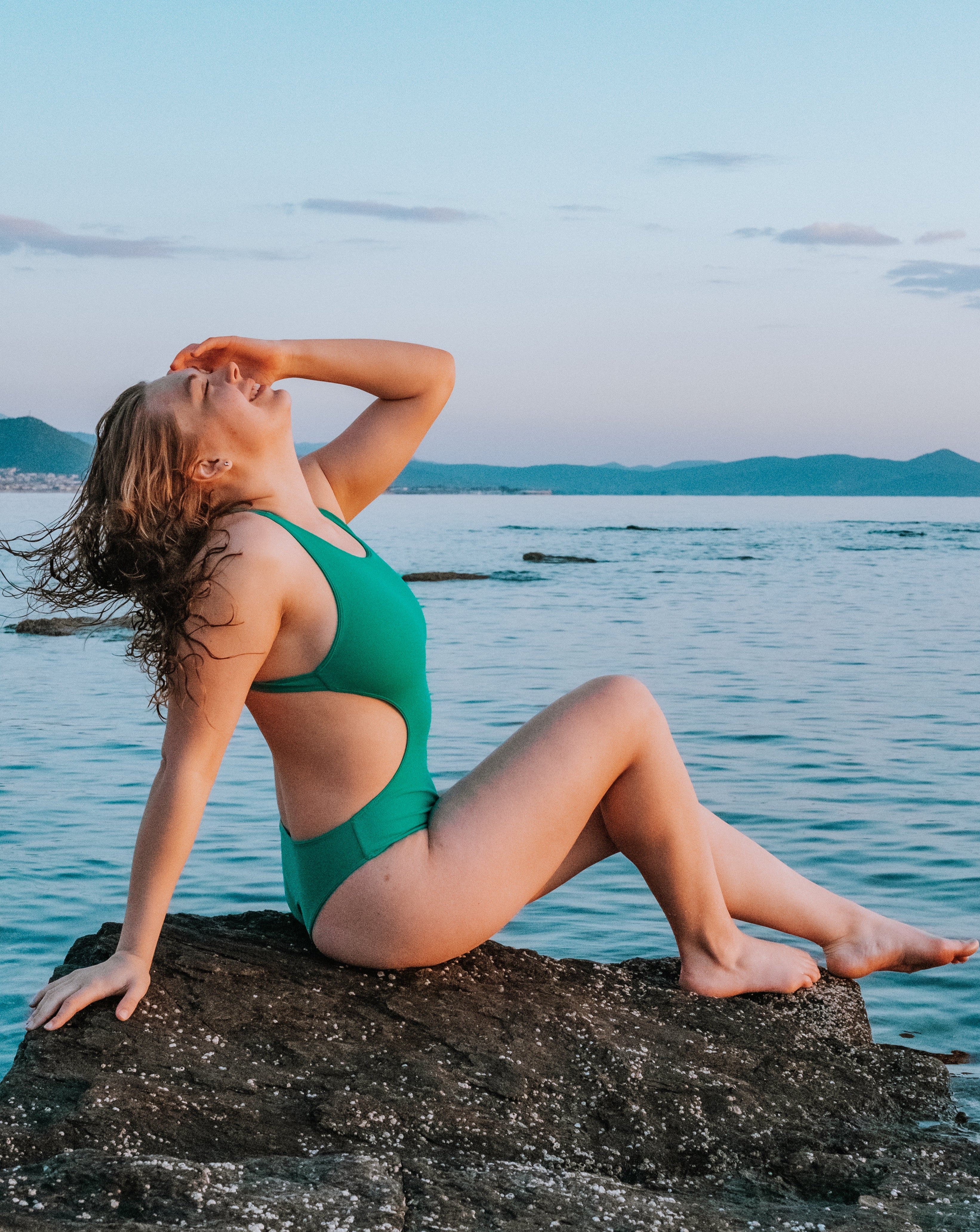 Frau im bekeen Badeanzug grün "alga" am Meer