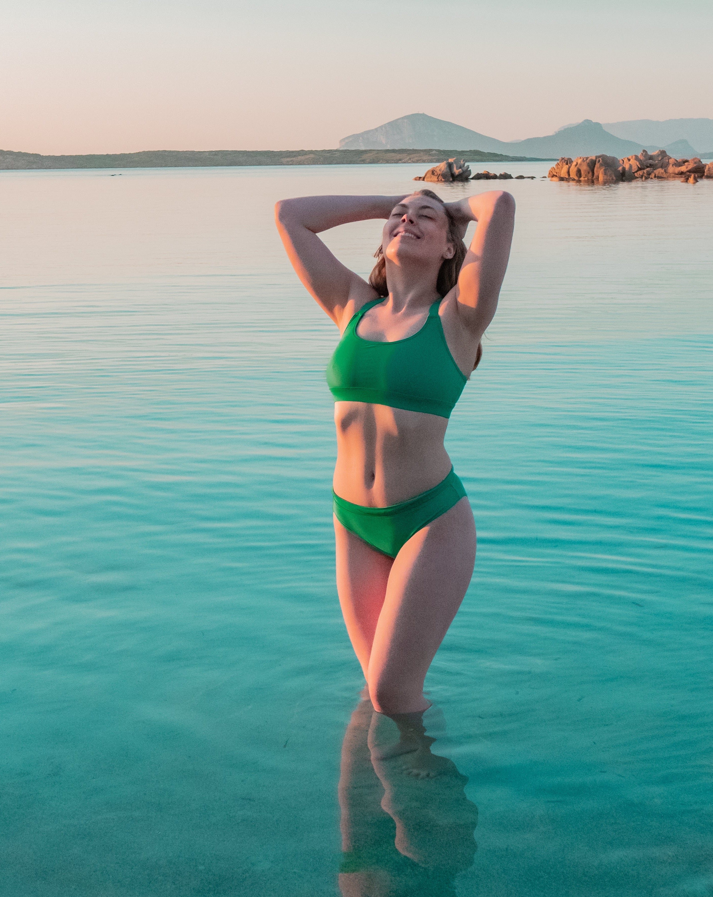 Frau im bekeen Bikinitop grün "alga" und Bikinihose grün "alga"