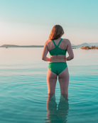Frau in bekeen Bikinihose grün "alga" und bekeen Bikinitop grün "alga" im Meer