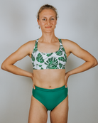 Frau in bekeen Bikinihose grün "alga" und bekeen Bikinitop Monstera "jungle"