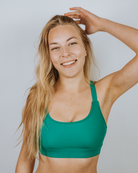 Frau in bekeen Bikinitop grün "alga"
