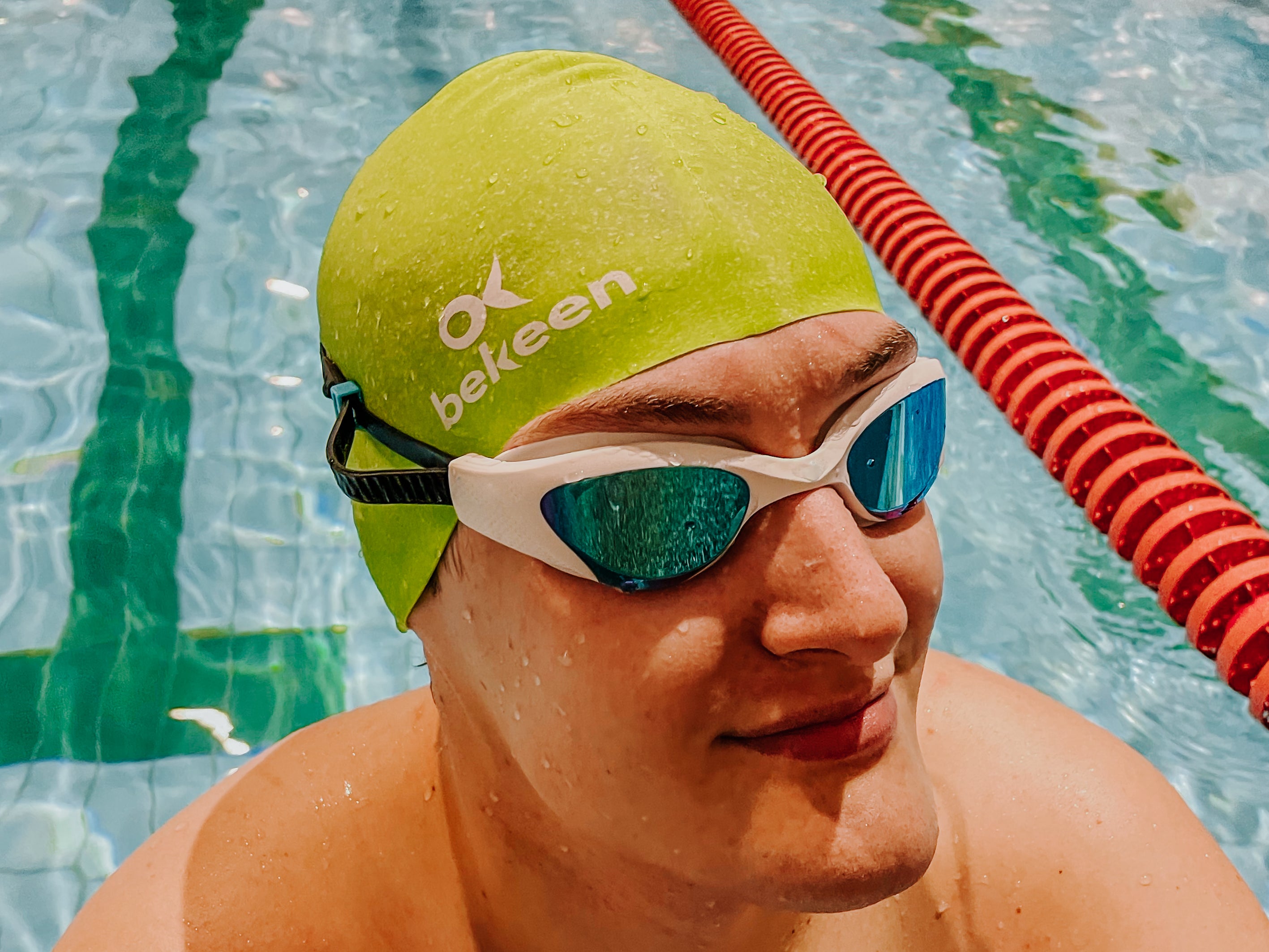 Mann mit bekeen Badekappe grün "Jade sparkle"