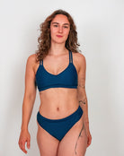 Frau im bekeen Bikini in der Farbe Navy