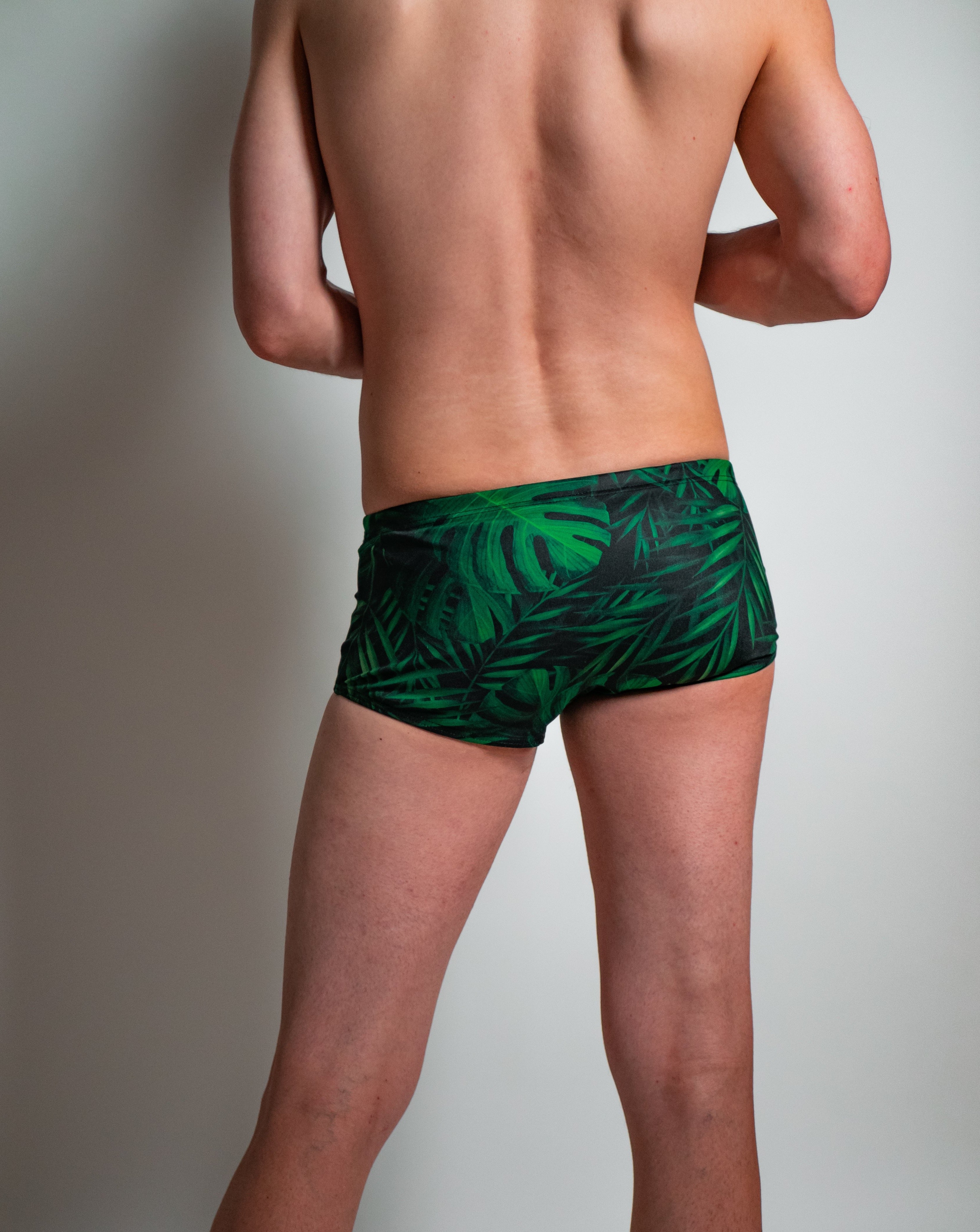 Mann in bekeen Swim Trunk