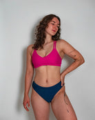 Frau im bekeen Bikini in der Farbe Navy und Fuchsia