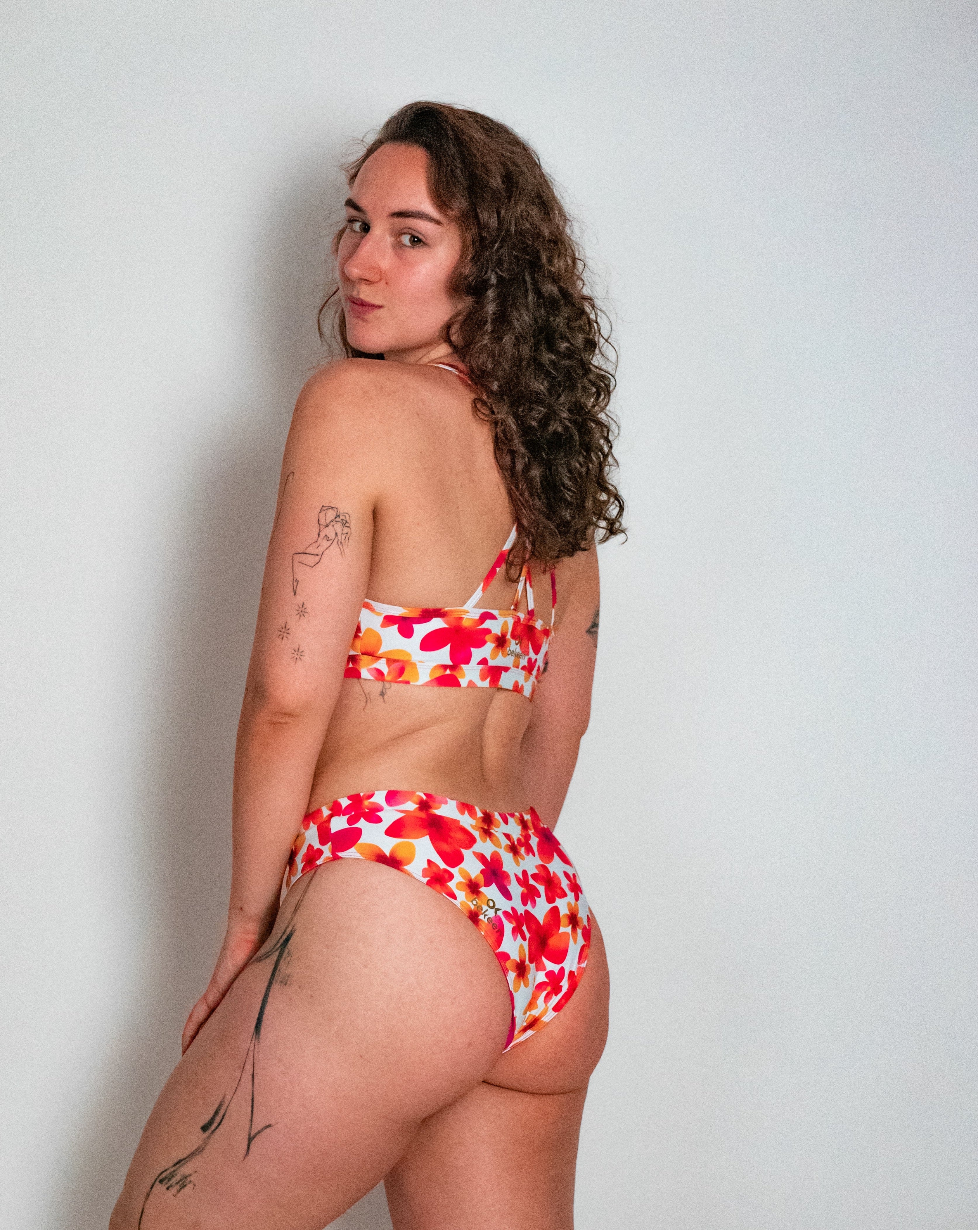 Frau in bekeen Bikinihose mit Blumenmuster "Bali" und bekeen Bikinitop mit Blumenmuster "Bali"