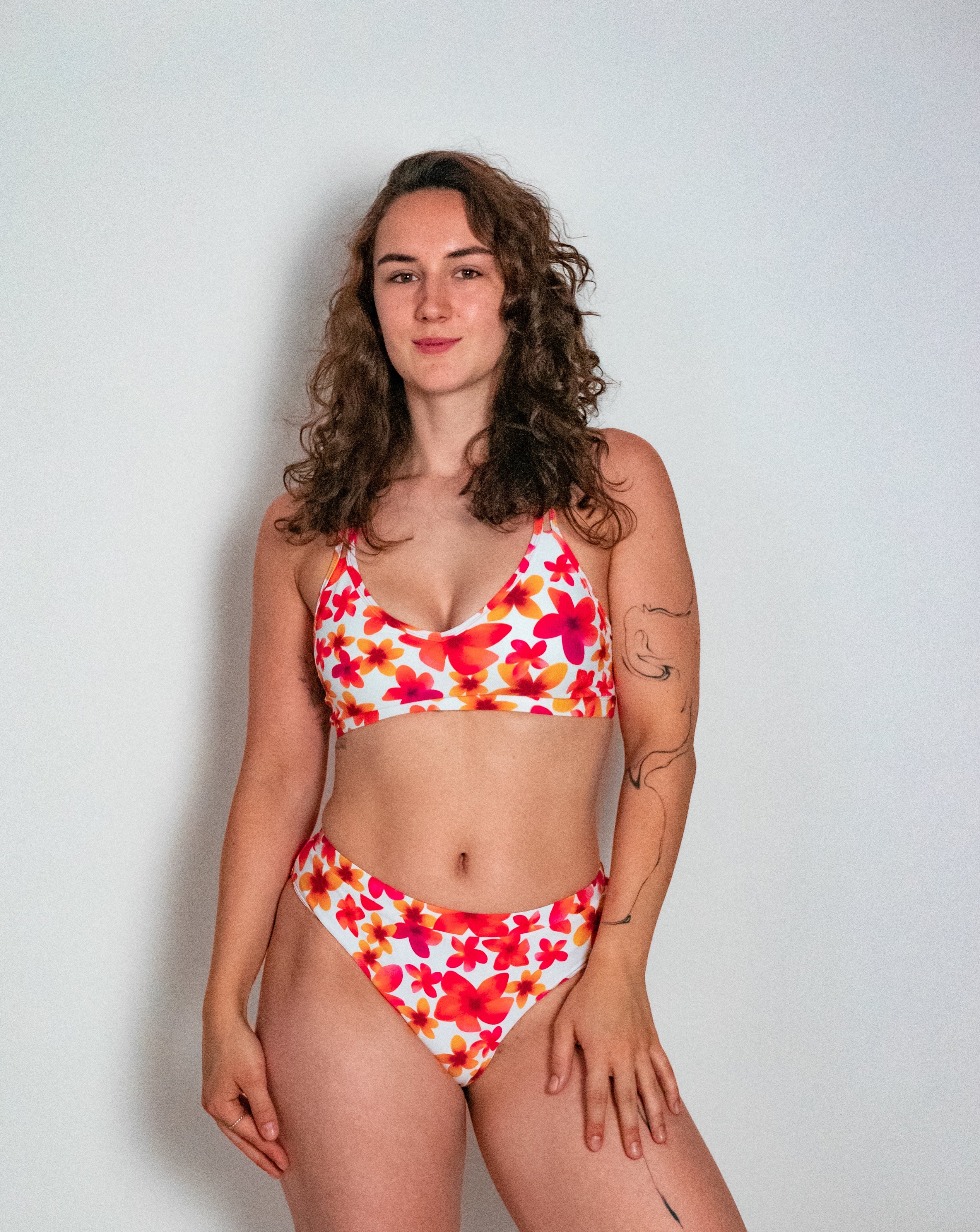 Frau in bekeen Bikinihose mit Blumenmuster "Bali" und bekeen Bikinitop mit Blumenmuster "Bali"