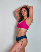 Frau in bekeen Bikinihose dunkelblau "Navy" und Bikinitop pink "fuchsia"