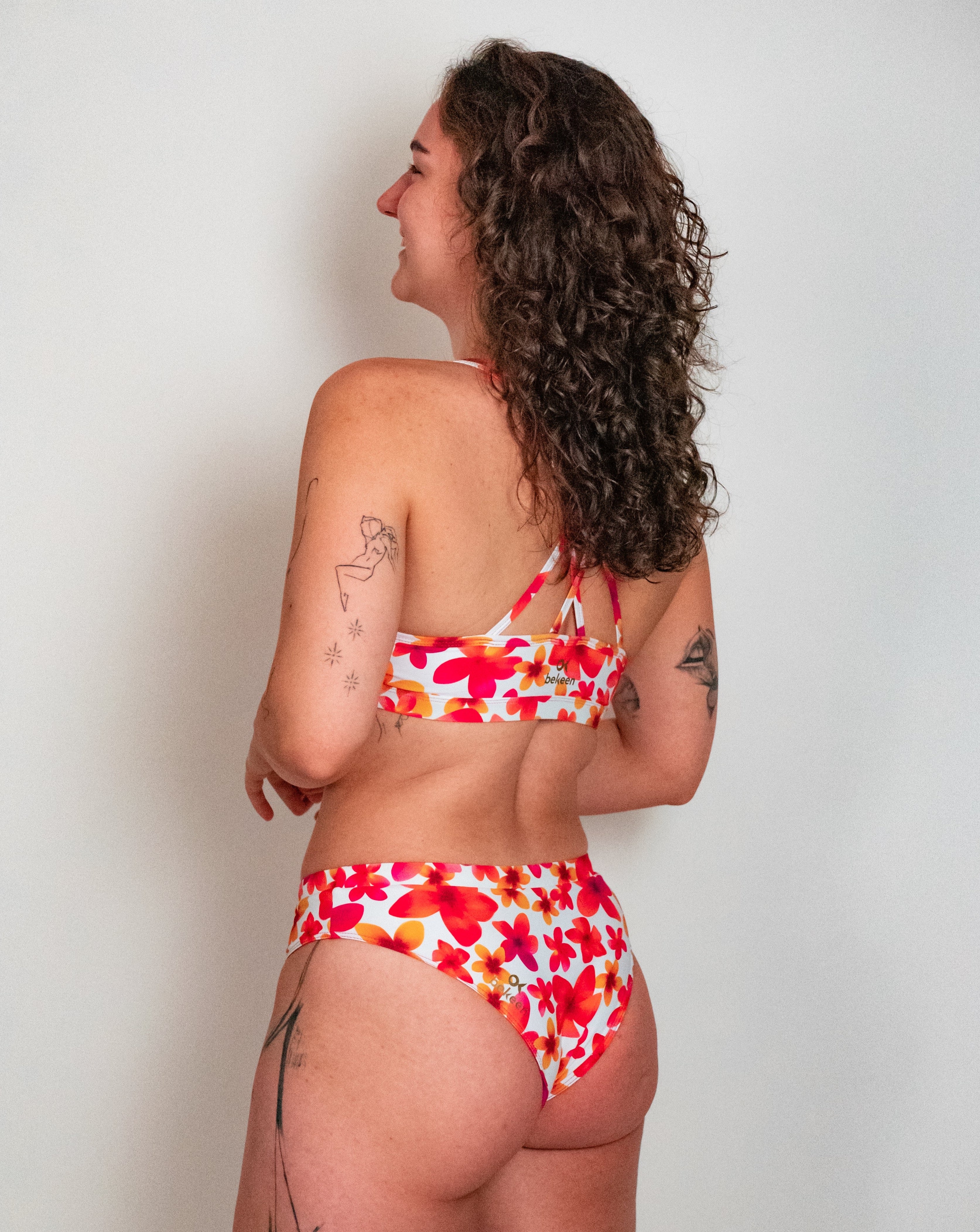 Frau im bekeen Bikini mit Blumenmuster "Bali"