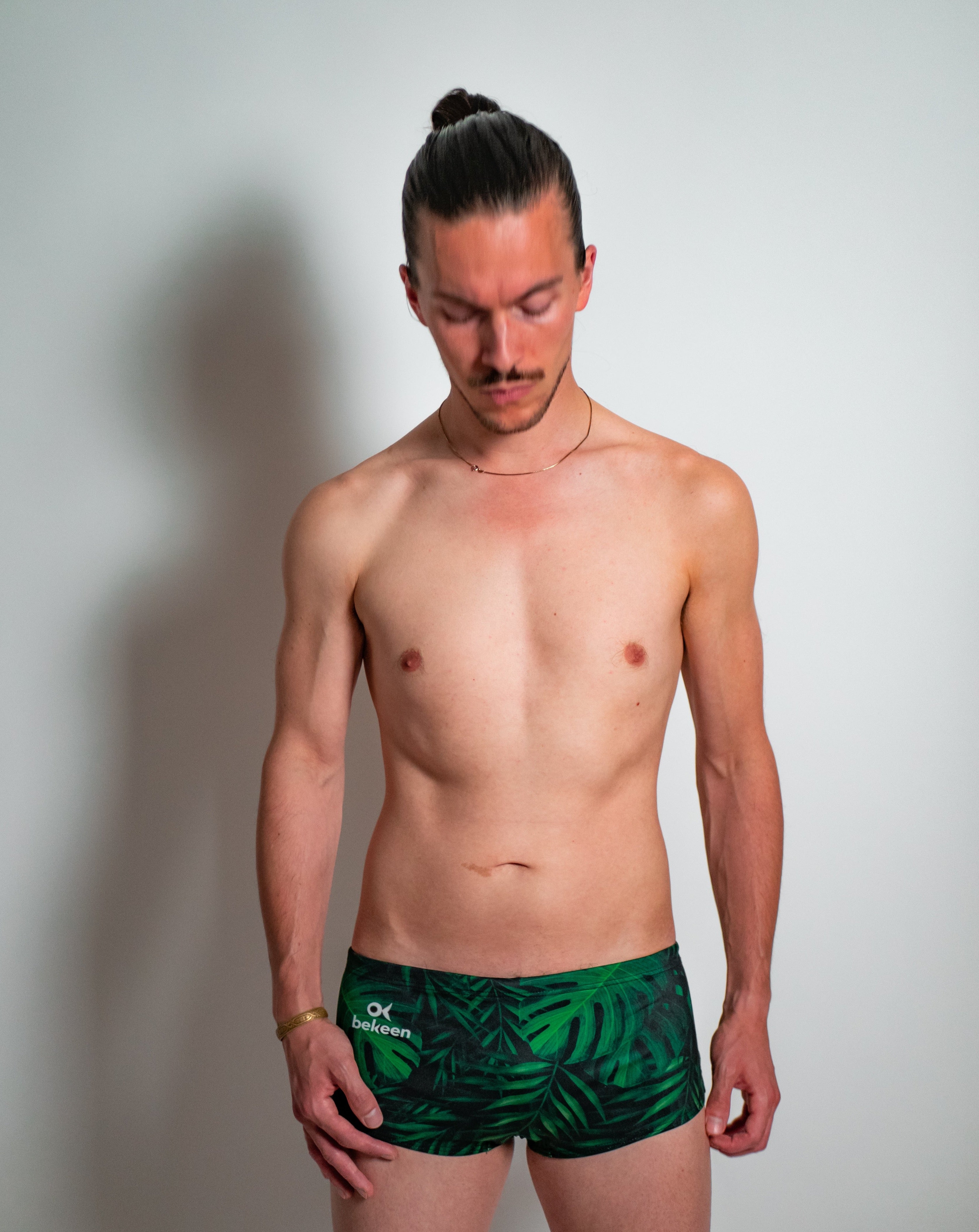 Mann in bekeen Swim Trunk