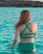 Frau im bekeen Bikini Top grün "alga"  Coastline
