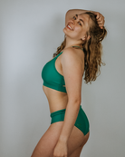 Frau in bekeen Bikinihose grün "alga" und bekeen Bikinitop grün "alga"