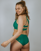 Frau in bekeen Bikinihose grün "alga" und bekeen Bikinitop grün "alga"